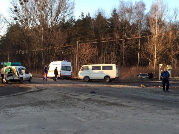 Під Володимиром ДТП: Volkswagen врізався у Renault. ФОТО