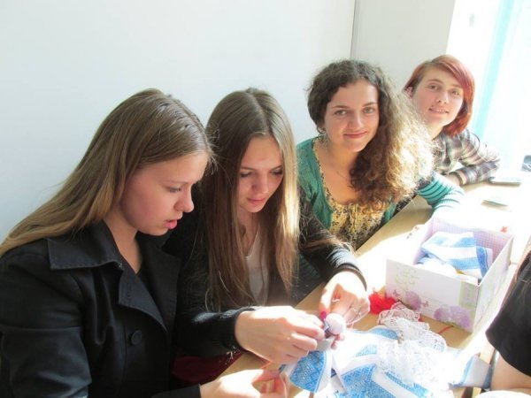 Луцькі студенти підготували подарунки бійцям. ФОТО