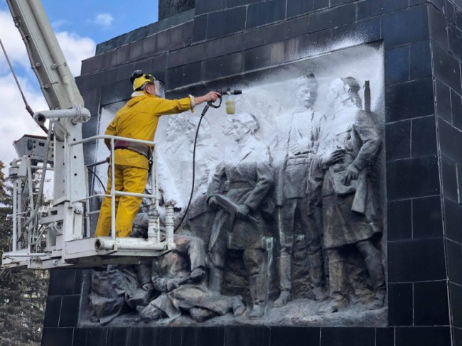 У Луцьку на меморіалі замінили гранітні плити, які зіпсували вандали 