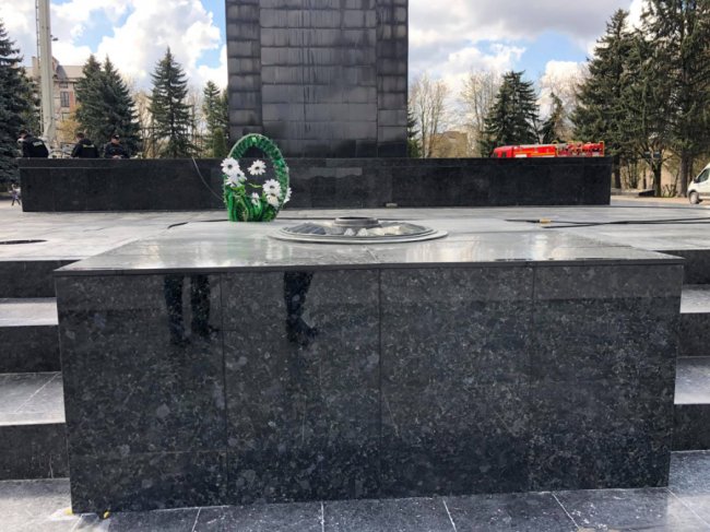 У Луцьку на меморіалі замінили гранітні плити, які зіпсували вандали 