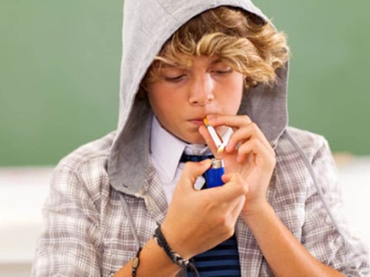 На Волині школяр потрапив до суду за куріння цигарок біля школи