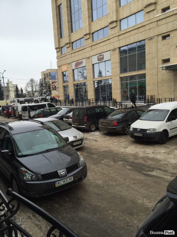 Законослухняні копи: чи є тепер, де паркуватись у Луцьку.ФОТО