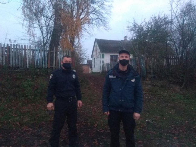 У районі на Волині поліцейські вилучили 40 літрів браги та вилили на землю. ФОТО