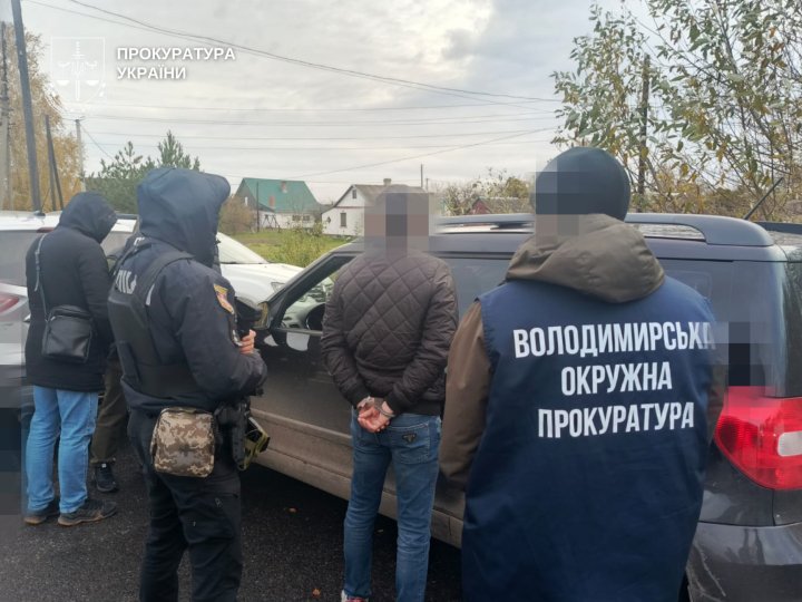 На Волині директор благодійного фонду зі своїм спільником за 7 тисяч доларів переправляли чоловіків до Білорусі