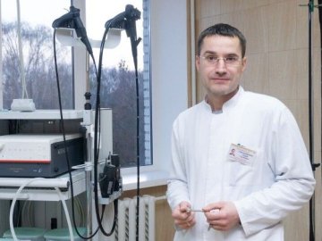 У Луцьку лікарі зі шлунку пацієнта дістали голку, яку він проковтнув у кріслі стоматолога