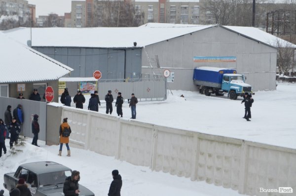 Блокування ВВшників у Луцьку: день другий. ФОТО