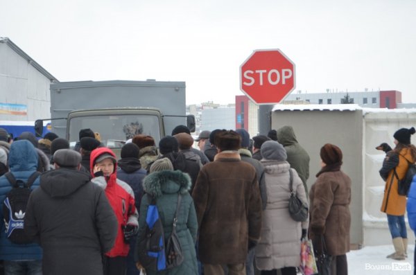 Блокування ВВшників у Луцьку: день другий. ФОТО