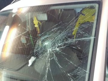 Інцидент в Устилузі: поліцейський вискочив на капот і розбив лобове скло