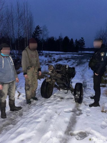 23-річний волинянин на Рівненщині незаконно видобував бурштин. ФОТО