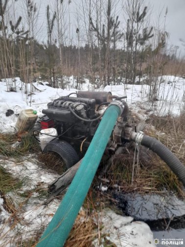 23-річний волинянин на Рівненщині незаконно видобував бурштин. ФОТО