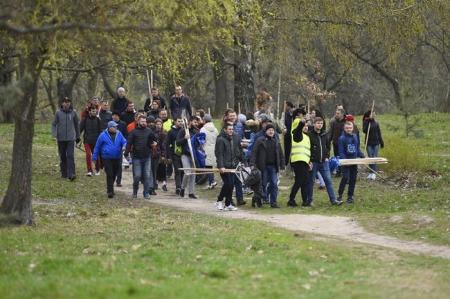 Небайдужі лучани вийшли прибирати парк. ФОТО