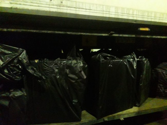 На волинському пункті пропуску у вантажівці знайшли 14 тисяч пачок сигарет. ФОТО