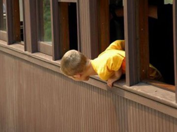 На Одещині дитина випала з 5-го поверху і вижила