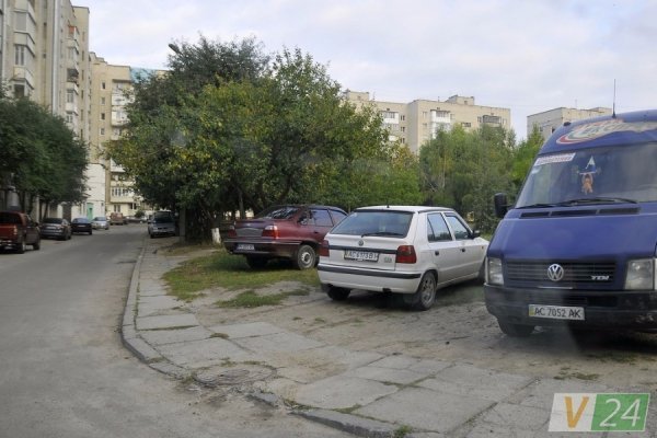 «Автоколапс» у луцьких дворах