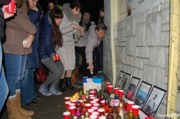 У Луцьку запалили свічки пам’яті за загиблими на Майдані. ФОТО
