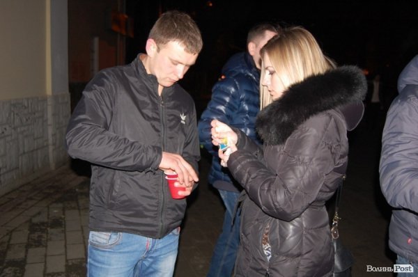 У Луцьку запалили свічки пам’яті за загиблими на Майдані. ФОТО