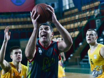 У видовищному двобої луцькі баскетболісти двічі перемогли в Києві