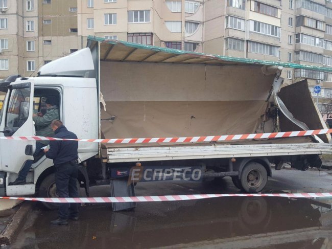 Їхав швидко і невпевнено: у Києві автобус врізався у вантажівку