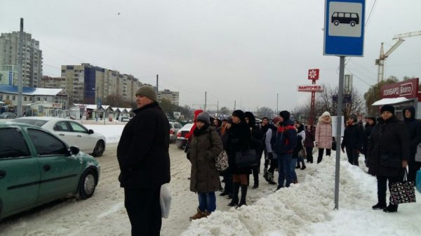 На зупинках Львова - «кілометрові» черги 