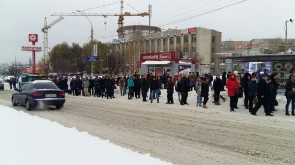 На зупинках Львова - «кілометрові» черги 