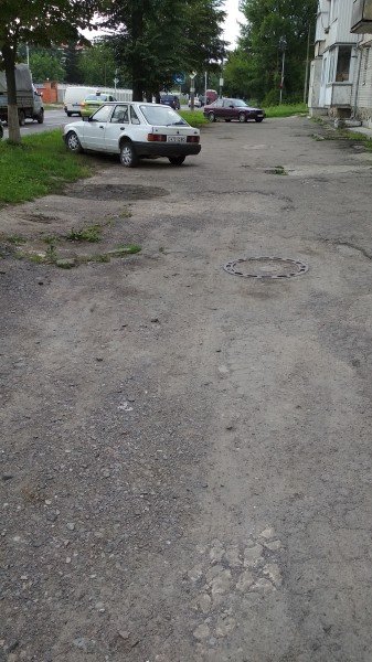 Мешканці вулиці в Луцьку бояться руйнування будинків через просідання асфальту
