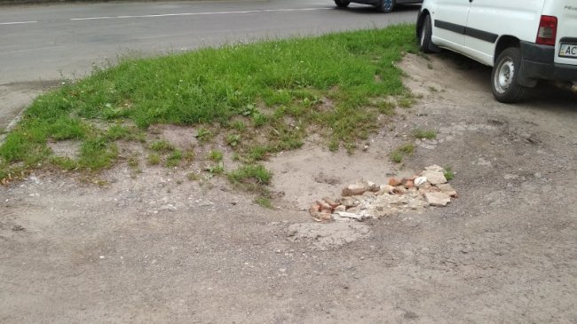 Мешканці вулиці в Луцьку бояться руйнування будинків через просідання асфальту