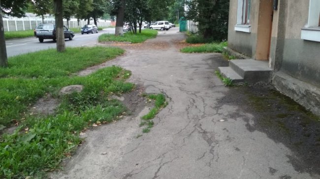Мешканці вулиці в Луцьку бояться руйнування будинків через просідання асфальту