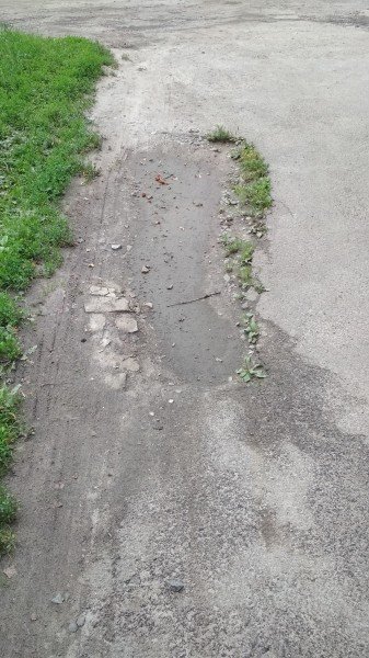 Мешканці вулиці в Луцьку бояться руйнування будинків через просідання асфальту