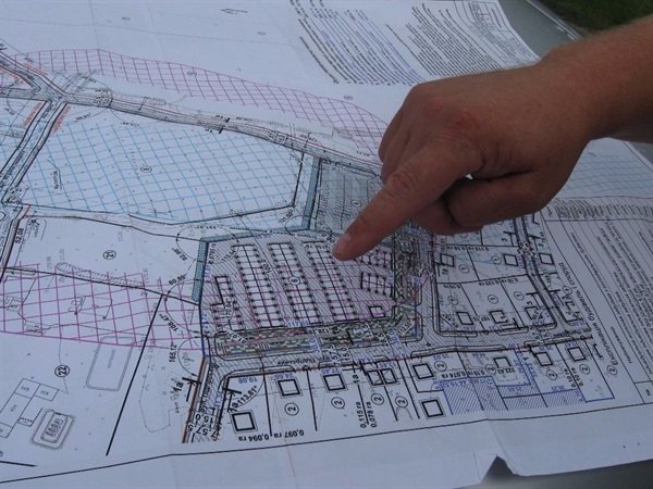 Біля Ковельського кладовища риють землю для гаражів. ФОТО