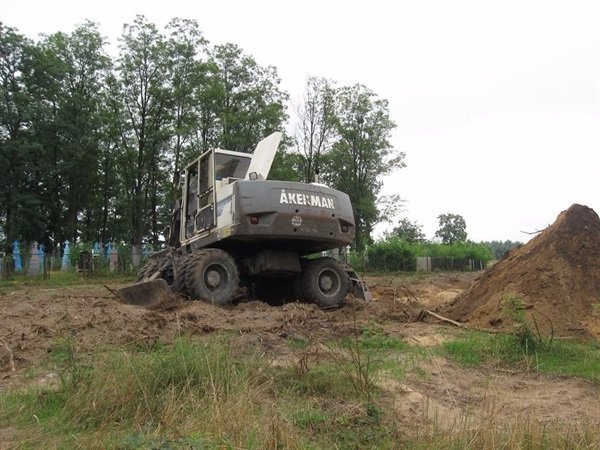 Біля Ковельського кладовища риють землю для гаражів. ФОТО