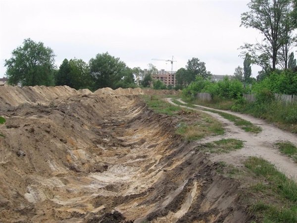 Біля Ковельського кладовища риють землю для гаражів. ФОТО