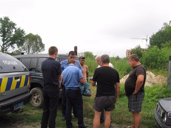 Біля Ковельського кладовища риють землю для гаражів. ФОТО