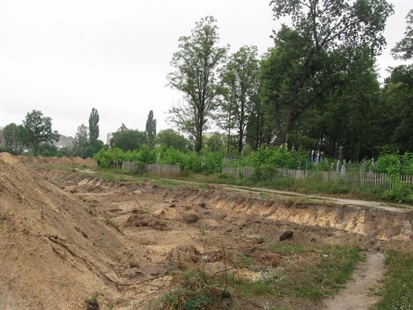 Біля Ковельського кладовища риють землю для гаражів. ФОТО
