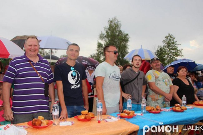 Повідомили, скільки господинь готували пончики для фестивалю на Світязі