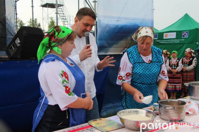 Повідомили, скільки господинь готували пончики для фестивалю на Світязі