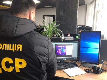 У Києві онлайн-казино під вивіскою ІТ-компанії заробляло мільйони доларів
