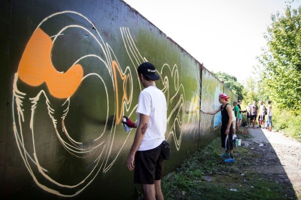 Як графітчики розмалювали 72-метрову стіну в Луцьку. ФОТО