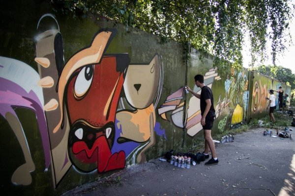 Як графітчики розмалювали 72-метрову стіну в Луцьку. ФОТО