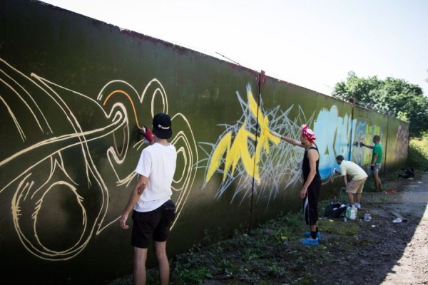 Як графітчики розмалювали 72-метрову стіну в Луцьку. ФОТО