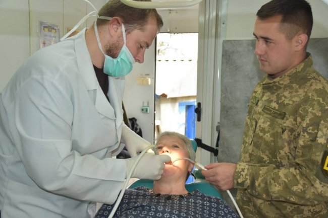 Військові з волинської бригади допомагають лікувати мешканців Донбасу. ФОТО