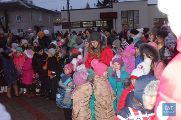 В Іваничах вирішили прикрасити ялинку, яка росте в центрі містечка