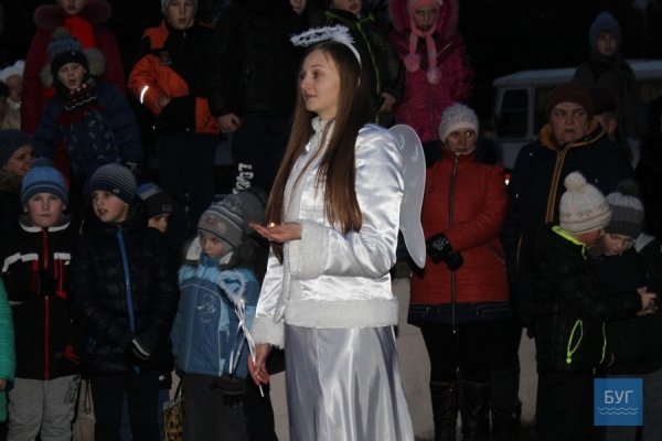 В Іваничах вирішили прикрасити ялинку, яка росте в центрі містечка