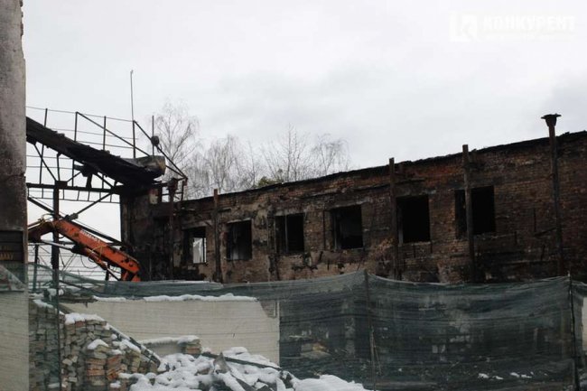 У Луцьку розбирають згорілий павільйон Центрального ринку. ФОТО