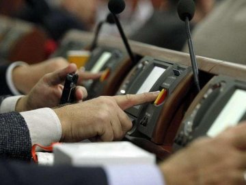 Ринок землі, гральний бізнес, зміни до Конституції: чого чекати українцям у 2020 році