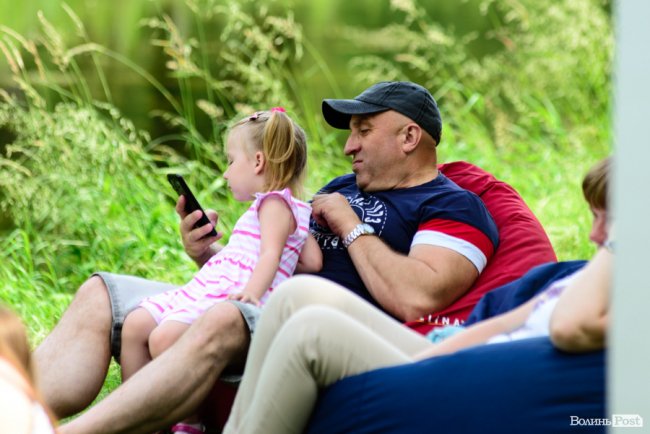 У луцькому парку в День батька влаштували унікальні перегони на човнах. ФОТО