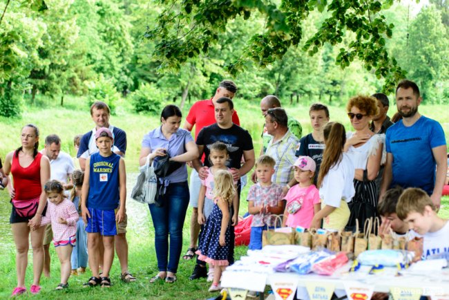 У луцькому парку в День батька влаштували унікальні перегони на човнах. ФОТО