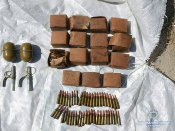 Вибухівка, гранати, набої: на Волині поліцейські вилучили зброю