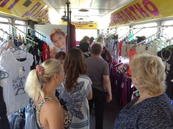 У Львові з автобуса зробили магазин. ФОТО. ДОПОВНЕНО