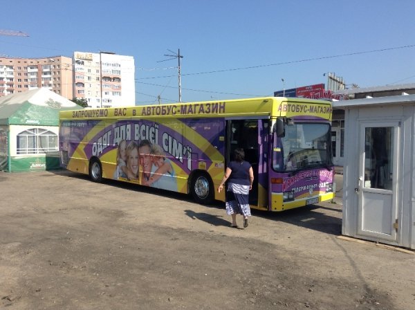 У Львові з автобуса зробили магазин. ФОТО. ДОПОВНЕНО