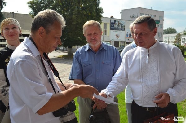 Фотограф Микола Затовканюк отримує грамоту від луцького міського голови Миколи Романюка